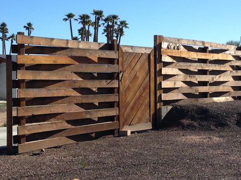 modern woven wood fence Modern Wood Fence, Diy Backyard Fence, Diy Privacy Fence, Wood Privacy Fence, Wood Fence Design, Privacy Fence Designs, Pallet Fence, Fence Styles, Patio Fence