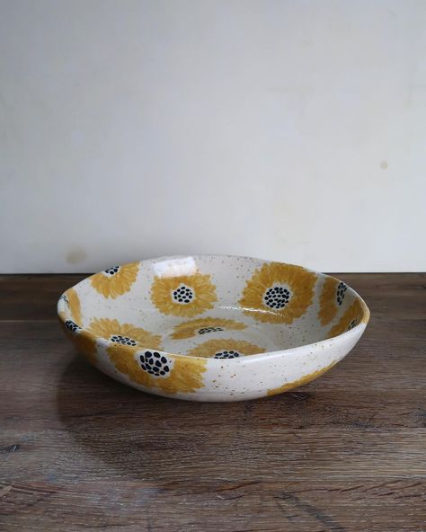 Sunflower Ceramic Bowl, Sunflower Bowl Pottery, Sunflower Mug Painting, Sunflower Pottery Painting, Sunflower Pottery, Sunflower Ceramic, Clay Cafe, Painting Pottery, Ceramic Cafe