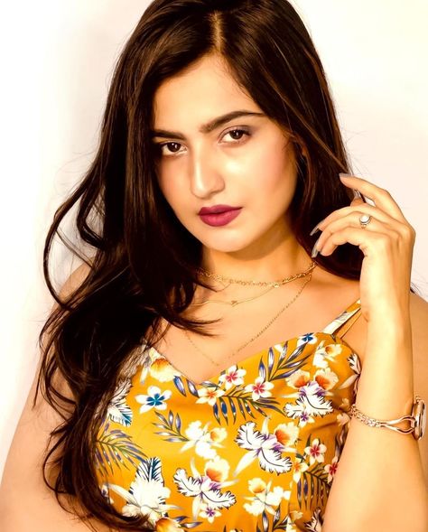 Nandini Sharma, Actress Hairstyles, Dresses Fancy, Cap Girl, Desi Models, Blur Background, Maisie Williams, Viral Video