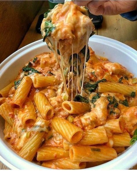 Pasta con salsa napolitana, queso mozzarella y albahaca | Cocina Rigatoni Fiorentina, India Food, Nyc Food, Good Eat, Think Food, Idee Pasto Sano, Food Goals, Rigatoni, Biryani