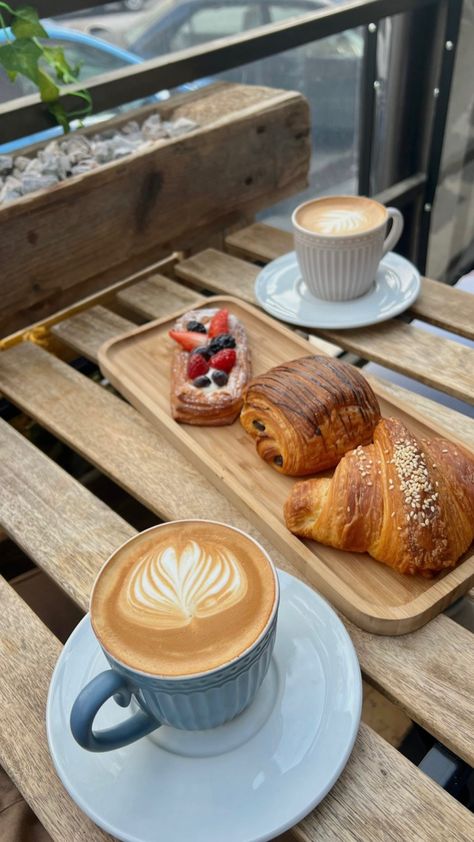 Coffee And Dessert Aesthetic, Coffee Shop Breakfast, Morning Coffee Aesthetic, Satisfying Pics, Coffee And Pastry, Breakfast And Coffee, Cafe Breakfast, Cafe Date, Breakfast Cafe