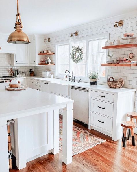 Kitchen Design:  A Kitchen Tour of Life & Style blogger, Liz Joy, @purejoyhome. Kitchen White Counter, Kitchen In Front Of House, Cute Kitchens, Homey Kitchen, Model Dapur, Kitchen Tour, Lovely Kitchen, Cottage Decor Farmhouse, Pretty Kitchen