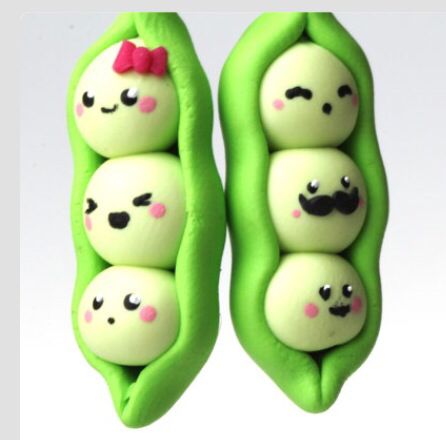 Peas in a pod clay charm Super Light Clay Ideas, Soft Clay Earring, Clay Best Friend Charms, Kawaii Clay Charms Diy, Snoopy Clay Charm, Clay Challenge, Clay Peas In A Pod, Stitch Clay Charm, Super Light Clay