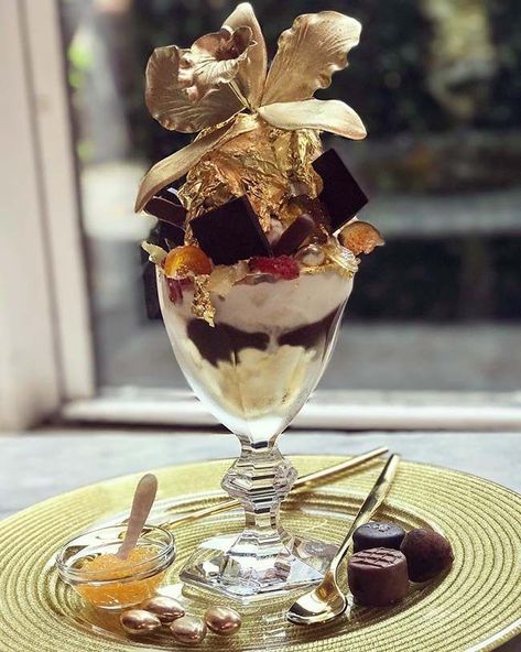 Top 10 Most Expensive Desserts - Toptenz.net Expensive Meals, Most Expensive Food, Expensive Chocolate, National Icecream Day, Edible Gold Leaf, Ice Cream Day, Luxury Food, Vanilla Bean Ice Cream, Edible Gold