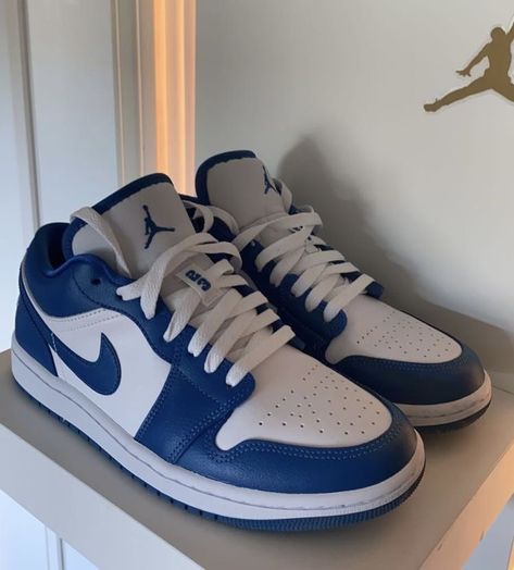 Dark Blue Nike Shoes, Nike Azul, Nike Shoes Blue, Nike Shoes Air Force, White Nike Shoes, Pretty Shoes Sneakers, Kicks Shoes, All Nike Shoes, Shoes Outfit Fashion