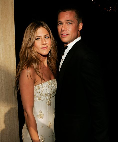 Jennifer And Brad Wedding, Jennifer Aniston Wedding Dress, Jennifer Aniston Wedding, Brad And Jennifer, Jennifer Aniston 90s, Brad Pitt Jennifer Aniston, Celebrity Relationships, Brad Pitt And Jennifer, Brad And Jen