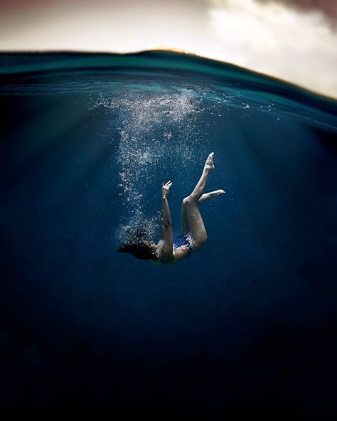 underwater portrait of a woman falling. underwater fine art portrait photographer in tenerife, canary islands. fotografo de retrato subacuatico en tenerife. islas canarias Woman Sinking Underwater, Falling Underwater Pose Reference, People Underwater Drawing, Person Floating Underwater, Person Falling Into Water, Floating Underwater Pose, Underwater Swimming Photography, Woman Falling Reference, Person Sinking Underwater