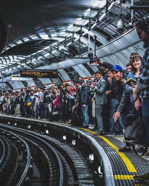 Underground Tube, London Underground Stations, London Tube, U Bahn, London Transport, Photography Competitions, Rush Hour, London Instagram, World Photography