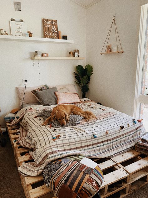 Bed On Ground Ideas, Bed Frames Made Out Of Pallets, Beds On Wooden Pallets, Full Pallet Bed, Wooden Pallet Beds Bedrooms, Bed With Wood Pallets, Wooden Crate Bed, Bed Frame Wood Pallets, Pallet Room Ideas