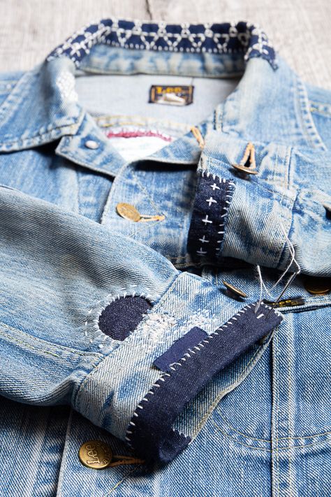 Upcycled Denim Shirts Ideas, Visible Mending Jeans, Jean Mending, Sashiko Mending, Sashiko Jacket, Jean Jacket Diy, Hantverk Diy, Upcycled Denim Jacket, Denim Repair