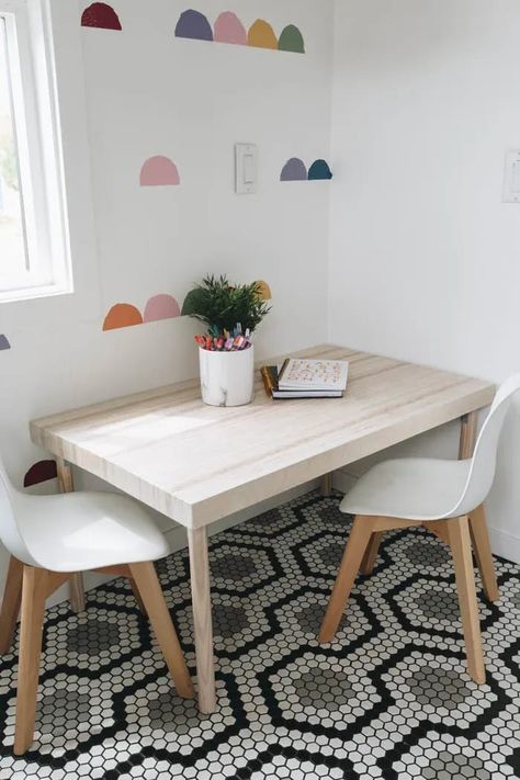 Your kids will love this DIY kids table made from scrap plywood! It's an easy DIY project for them to color or play games on! Diy Desk Table, Kids Table Diy, Diy Kids Table And Chairs, Diy Kids Art Table, Craft Table Ikea, Birch Decor, Modern Kids Table, Kids Art Table, Kids Craft Tables