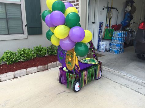 Mardi Gras wagon float Wagon Floats Ideas Kids, Kids Parade Floats, Wagon Floats, Mardi Gras Parade Float, Parade Float Ideas, Mardi Gras Activities, Mardi Gras Makeup, Mardi Gras Kid, Mardi Gras Diy