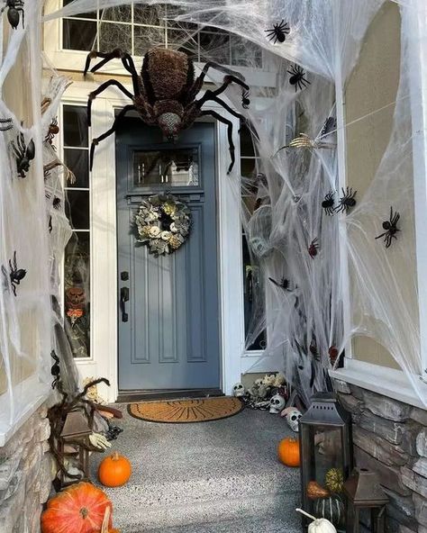 Halloween Door Entrance Decor, Spider Halloween Decorations Outdoor, Halloween Home Decor Outdoor, Door Halloween Decorations, Porche Halloween, Chic Halloween Decor, Scary Halloween Decorations Outdoor, Halloween Decor Diy, Halloween Spider Decorations