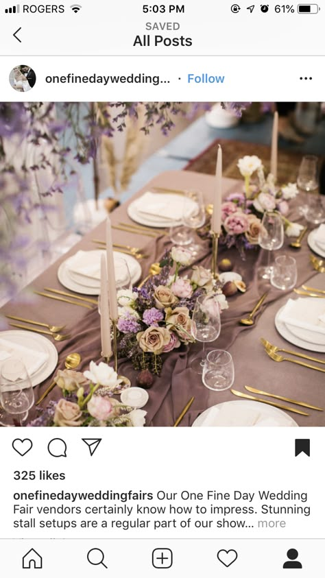 Dusty Purple Wedding Table Decor, Purple Wedding Ideas On A Budget, 15ñera Dresses, Purple Table Settings, Bas Mitzvah, Banquet Table Decorations, Lavender Wedding Theme, Gold Table Setting, Purple And Gold Wedding