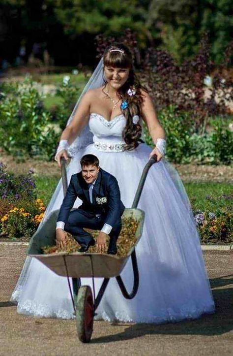 Cursed Wedding Photos, Bad Wedding Photos, Cringe Wedding, Wedding Photos Funny, Cute Wedding Photos, Ugly Wedding, Elisa Lam, Bad Wedding, Weird Wedding