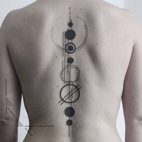 Minimal solar system back piece.   It was Franziska's first tattoo! And she sat like a rock.. Thank you! Spine Tattoo Men, Astronomy Tattoo, Solar System Tattoo, Totem Tattoo, Planet Tattoos, Muster Tattoos, Spine Tattoos For Women, Geniale Tattoos, Space Tattoo