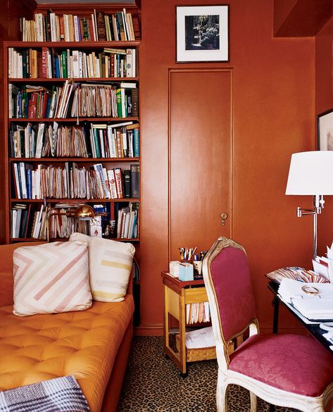 Monochromatic Walls And Trim, Painted Built In Bookshelves, Room Book Shelves, Cosy Homes, Chair Interior Design, Styling Plants, Downtown Office, Built In Bookshelves, Orange Room