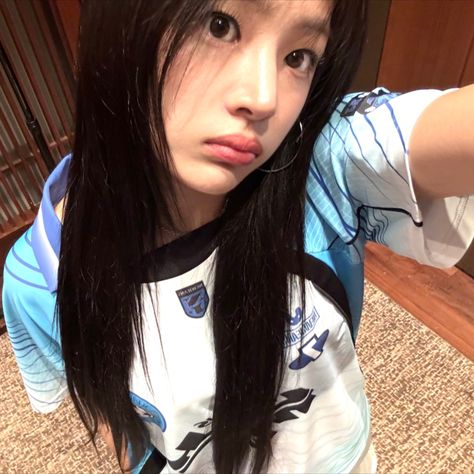 newjeans 뉴진스 minji selca icon phoning update 240823 Minji Icon, Newjeans Minji, Akira Kurusu, New Jeans Style, Shy Girls, Wife And Kids, You're My Favorite, I Love My Wife, Extended Play