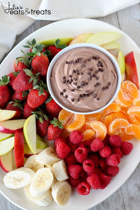 Healthy Chocolate Fruit Dip - A sweet and creamy chocolate fruit dip made healthier with Greek yogurt and light cream cheese. Serve with fruit or pretzels for dipping. Healthy Fruit Dip Recipe, Chocolate Fruit Dip, Healthy Fruit Dip, Pizza Fruit, Fruit Dip Recipe, Fruit Appetizers, Fruit Dips Recipes, Chocolate Dipped Fruit, Healthy Brunch