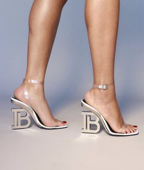 Beyonce Knowles Style, Beyonce Shoes, Single Strap Heels, King B, Beyonce Instagram, Couture Hairstyles, Beyonce Knowles Carter, Beyonce Style, The Cardigans