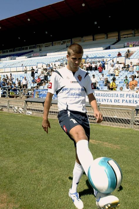 Gerard Piqué anunció ayer de forma sorprendente su retirada del fútbol profesional. En los inicios de su exitosa carrera, el central catalán pasó por las filas del Real Zaragoza en la temporada 2006-07. Con la elástica aragonesa, Piqué disputó un total de 28 partidos en los que anotó dos goles. En esa misma campaña, el conjunto aragonés se clasificó por última vez para la Copa de la UEFA. Real Zaragoza, Aragon, Vision Board, Running