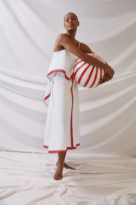 Rosie Assoulin Resort 2025 Fashion Show | Vogue Talbots Summer, Banana Dress, Architectural Fashion, Resort 2025, Summer Runway, Resort Fashion, Summer 2025, Rosie Assoulin, Black Strapless Dress