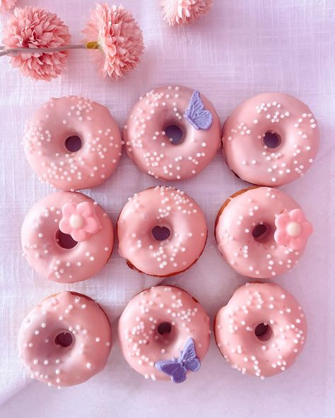 💗BOX MINI DONUTS💗 Se existe doce mais fofo, nós desconhecemos. A Box Mini Donuts Especial Dia das Mães ficou uma fofura, banhados em chocolate rosa e com apliques de chocolate no formato de flor e borboleta, que os deixaram ainda mais delicados. Uma ótima opção para presentear e curtir um cafezinho com mães 🥰 Para encomendas: WhatsApp 11 98326-7364 #minidonuts #donuts #donuts🍩 #presentediadasmaes #cafedamanhadiadasmaes #cafedamanha Donuts Donuts, Mini Donuts, A Box, Mother’s Day, Donuts, On Instagram, Instagram