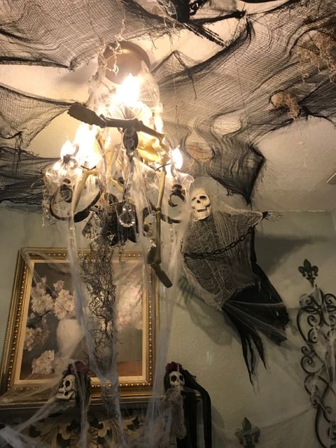 Halloween Ceiling Lights, Spiders Hanging From Ceiling, Halloween Ceiling Decoration, Hanging Creepy Cloth From Ceiling, Ceiling Halloween Decorations, Hanging Halloween Decorations, Haunted House Decor, Halloween Bathroom Ideas, Halloween Ceiling Decorations