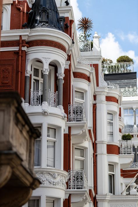 Mayfair Hotel, Hotel Chic, Lacquer Furniture, Penthouse Suite, London Attractions, Mayfair London, Silk Wallpaper, Private Club, Comfortable Bedroom