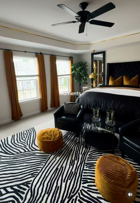 All Black Bedding Bedroom Ideas, Black And White Bedroom Ideas Apartment, Room With Black Bed, Black And White Bedroom Decor Ideas, Dark And Moody Decor, Bedroom Ideas With Black Bed, Black Decor Bedroom, Black Bedroom Furniture Decor Ideas, Black Room Decor Bedroom