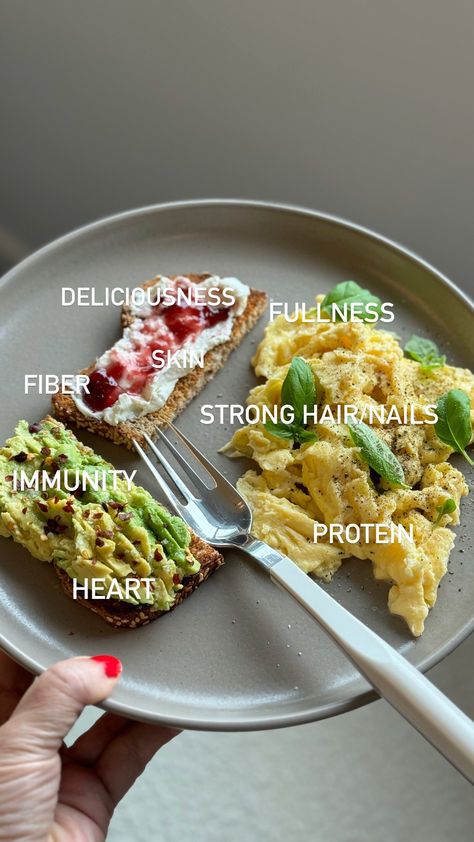 This Insanely Filling, High Protein, Low Calorie Breakfast Might (Will?) Change Your Life — The Candidly Protein Low Calorie, Breakfast High Calorie, High Protein Breakfast Low Calorie, Low Calorie Filling Breakfast, Low Calorie Breakfast Foods, High Protein Low Cal Breakfast, Low Calorie Filling Meals, Protein Low Calorie Breakfast, Low Cal High Protein Breakfast