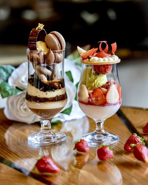 Tiramisu Parfait, Christmas Parfait, Wedding Buffet Food, Chocolate Tiramisu, Strawberry Parfait, Dessert Parfait, Parfait Desserts, Party Food Buffet, Food Menu Design