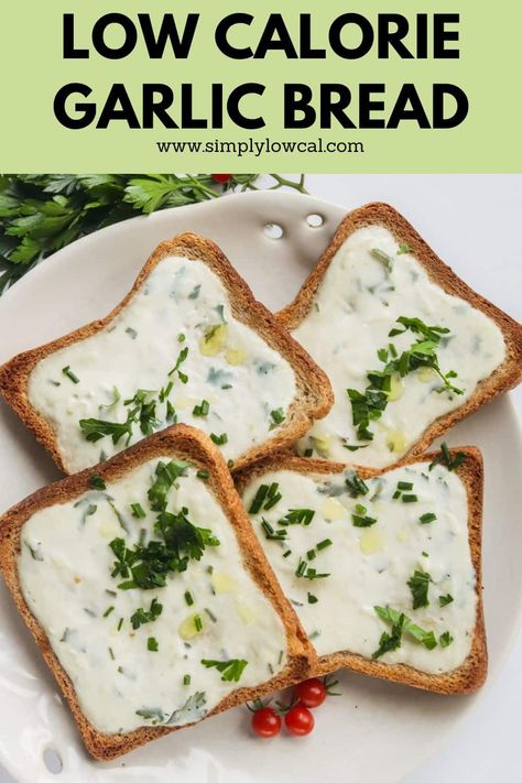 Looking to give your usual garlic bread a healthy twist? Try out this Low Calorie Garlic Bread recipe! It's great as a side to your favorite meal, or as an appetizer or snack. Low Calorie Garlic Bread, Low Calorie Appetizers, Macro Recipes, Healthy Appetizer, Healthy Appetizer Recipes, Garlic Bread Recipe, Calorie Recipes, Holiday Party Foods, Macro Meals