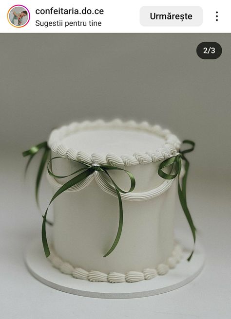 Vintage Piping Cakes, Olive Green Birthday Cake, Vintage Mini Cake, Olive Green Wedding Cake, Sage Green Cake Ideas, Green Cake Aesthetic, Mini Vintage Cake, Sage Green Birthday Cake, Green And White Cake