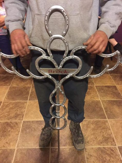 Horseshoe Projects Welding, Horse Shoe Cross, Rustic Wood Cross, Horseshoe Crafts Projects, Welding Crafts, Metal Art Decor, Horseshoe Projects, Horseshoe Decor, Metal Art Diy