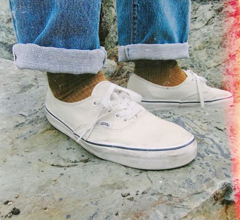 Vans White Outfit, Vans With Socks Outfit, Authentic Vans Outfit, Vans With Socks, White Vans Outfit, Streetwear Fashion Show, Vans Shoes Outfit, Vans Authentic White, Off White Vans