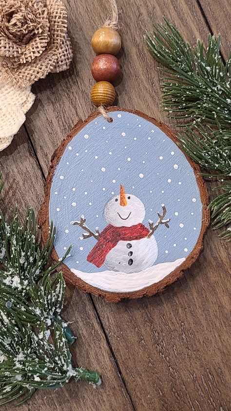 Snowman On Wood Slices, Woodslice Paintings Christmas, Wood Slice Christmas Art, Reindeer Painted Ornaments, Round Christmas Painting, Wood Disc Painting Ideas, Handmade Ornaments Diy Gift Ideas, Painting Wood Rounds Christmas, Christmas Crafts Ideas For Adults