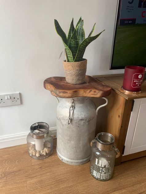 Milk Can End Table, Milk Can Decor Indoor Farmhouse, Antique Milk Can Ideas, Milk Can Table, Window Frame Crafts, Rustic Furniture Decor, Milk Can Decor, Old Milk Cans, Vintage Milk Can