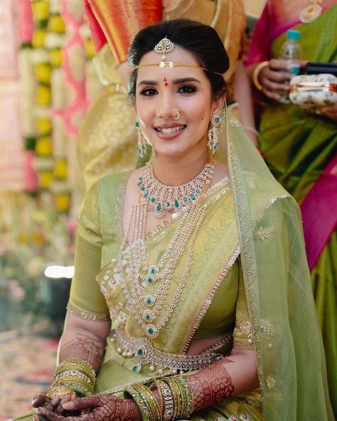 South Indian Bridal Veil Shots That'll Take Your Breath Away! South Indian Bride Photoshoot, Indian Bride Photoshoot, Indian Bridal Veil, Green Bridal Jewellery, Bride Photoshoot Ideas, Jewellery Guide, Veil Shots, Beaded Wedding Jewelry, Christian Bride