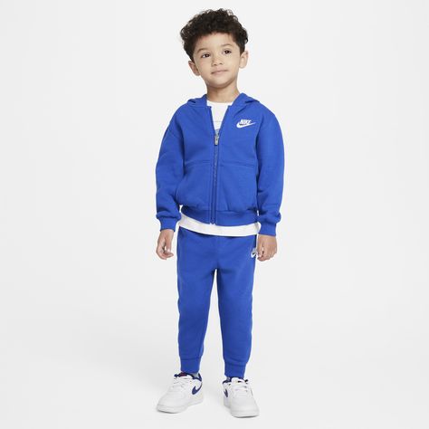 This 2-piece set is an easy way to dress little ones for fun. The hoodie is made of soft fleece for lightweight warmth, has slightly dropped shoulders create a relaxed fit, the full-zip closure makes layering easy and the matching tapered pants have a stretchy waistband for a comfy fit they can play freely in. Pair with any Nike tank or tee for a completed look. Nike Set, Nike Tracksuit, Set Game, Nike Tank, Hoodie Set, Royal Style, Boys Nike, Tapered Pants, Royal Fashion