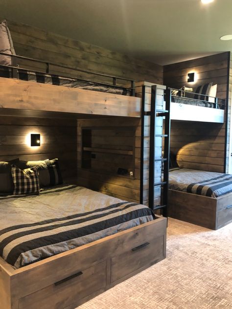 Cool Loft Room Ideas, Bunk Room Loft, Cabin House Bedroom, Rustic Bunk Bed Ideas, Rustic Bunk Room, Diy Bunk Room, Loft Bunk Bed Ideas, Indoor Entertainment Area, Barndominium Bunk Room