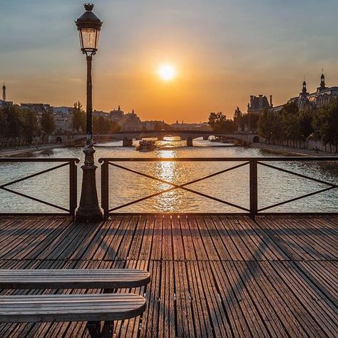 Superbe coucher de soleil parisien #boiteaufle #FLE #learnfrench #apprendrelefrançais #aprenderfrances #civilisation #francais #français #languefrançaise #francophonie #francophonie2018 #france #leen #french #francés #frenchie #frenchiegram #francophile #proflesseur Faites clic sur le lien du PROFIL pour accéder à des infos complémentaires #Repost @dessinateurs  Éclairage naturel  Dessinateurs   #paris #parismaville #parisjetaime #iloveparis #visitparis #igersparis #pariscartepostale #france4dreams Paris Visit, Paris Sunset, Aya Nakamura, Vaux Le Vicomte, Paris France Travel, Paris Place, Paris Images, Pretty Images, Paris Photography