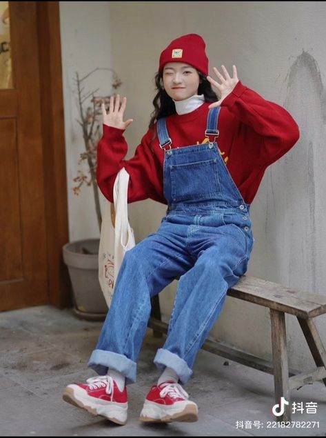 Jacket With Overalls Outfit, Cute Overall Outfits Aesthetic, Overalls Reference, Korean Overalls Outfit, Masc Halloween Costumes, Dungarees Outfit Winter, Masc Halloween, Dungarees Outfit Aesthetic, Overalls Outfit Winter