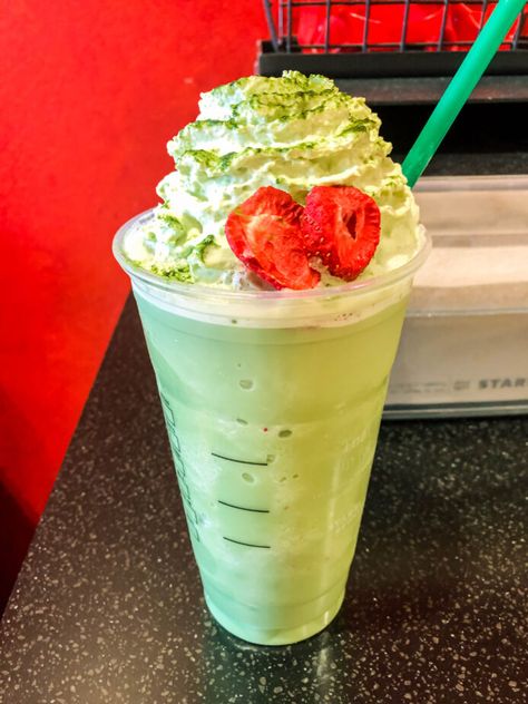 Grinch Frappuccino Grinch Starbucks Drink, The Grinch Starbucks Drink, Grinch Frappachino Starbucks, Grinch Drinks, Christmas Frappuccino Starbucks, Shrek Frappe Starbucks, Grinch Coffee, Starbucks Holiday Frappuccino, Green Tea Frappucino