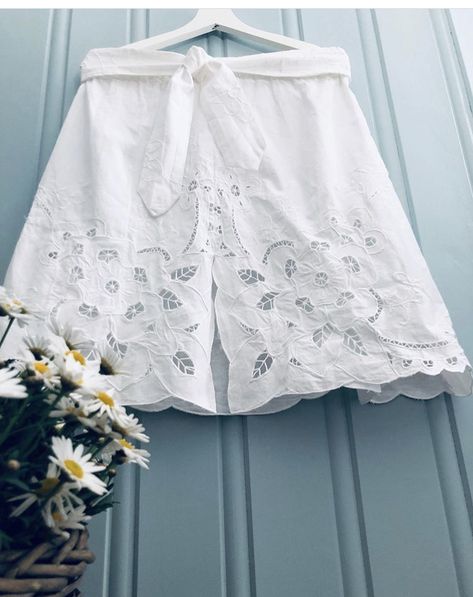 Tablecloth shorts upcycle Table Cloth Upcycle, Crochet Tablecloth Upcycle Ideas, Crocheted Tablecloth Upcycle, Clothing Made From Vintage Tablecloths, Upcycle Embroidery Vintage Linen, Boho Bottoms, Upcycle Table, Reuse Clothes, Lace Tablecloth