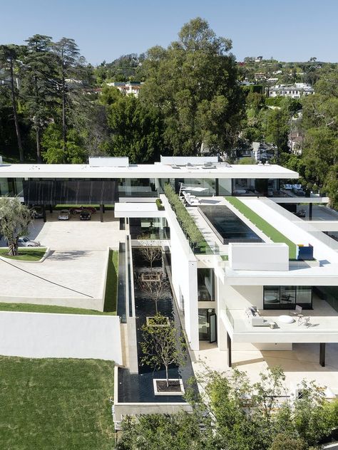 Modern Mansion With Floor Plan, Beyonce House Interior, Beyoncé House, Beyonce House, Bell Air Mansion, Celebrity Houses Mansions, Gardener Quotes, Garden Party Aesthetic, Modern Mansion Exterior Beverly Hills