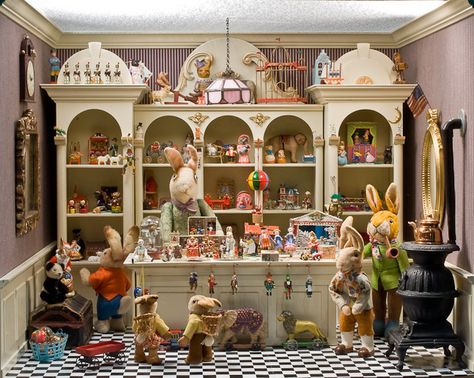 Easter Inspired vignette. This website has some really cool doll house rooms and houses. Scroll down the page once on site. Dolls House Shop, Miniature Rooms, Dollhouse Toys, Tiny World, Toy Shop, Miniature Houses, Mini Things, Room Box, Tiny Treasures