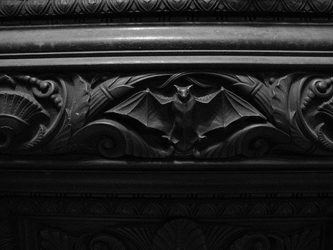 Bat crown molding Rabastan Lestrange, Tomb Sweet Tomb, Wal Art, Catty Noir, Dark Decor, Goth Home, Goth Decor, Dark Home, Relief Sculpture