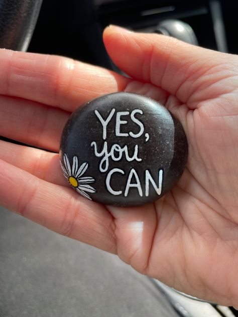 Rock Painting Ideas Inspirational Quotes, Painted Rocks With Words, Rock Painting Inspirational, Cute Rock Painting Ideas Aesthetic, Rock Painting Quotes, Sten Maling Ideas, Inspirational Rock Painting Ideas, Quotes On Rocks, Positive Rock Painting Ideas