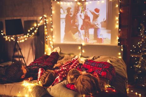 Sala Cinema, Best Holiday Movies, Kids Christmas Movies, Family Christmas Movies, Christmas Quiz, Netflix Codes, Christmas Movie Night, Family Bonding Activities, Ebenezer Scrooge